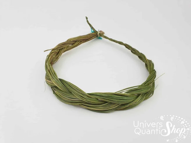 Le Foin d’Odeur sur fond blanc, Symbole Féminin de Bienfaisance