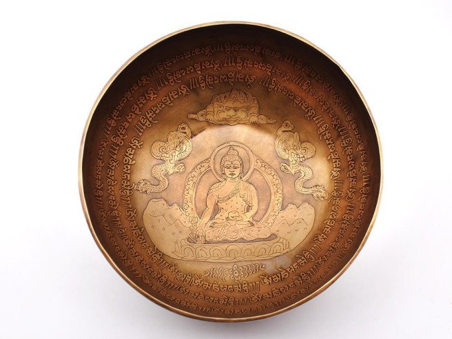 Bol Chantant Tibétain “Bouddha Médecine Gravé Main” aux 9 métaux – 25,5 cm / 1915 grs vue au-dessus