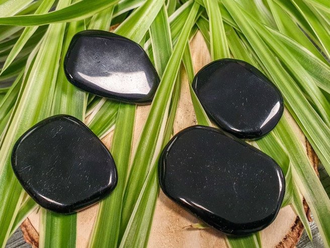 pierre plate obsidienne noire - pierre de protection polie - boutique ésotérique univers quantic shop