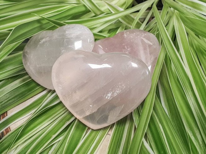 Bienfaits et vertus du coeur de quartz rose en lithothérapie - vraie pierre quartz rose