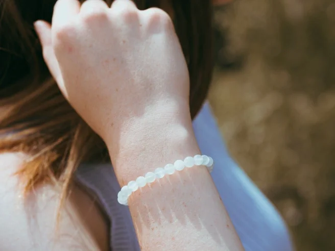 pierre de lune pierre, bracelet pierre de lune beige 6mm sur un poignet femme en vue rapprochée