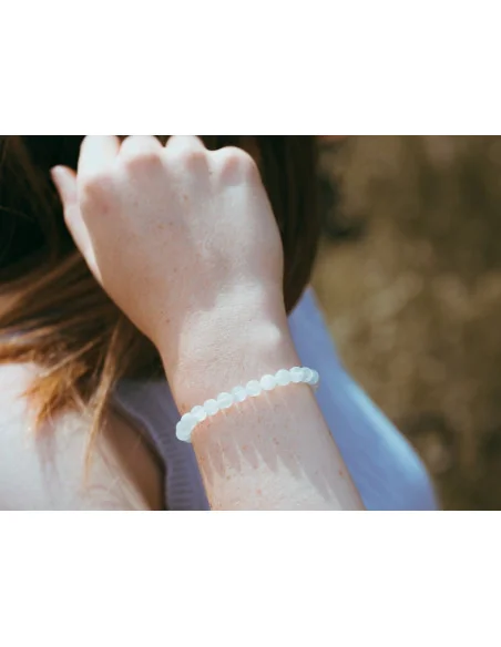 pierre de lune pierre, bracelet pierre de lune beige 6mm sur un poignet femme en vue rapprochée