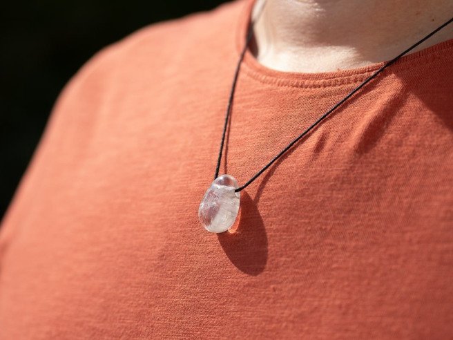 pendentif cristal de roche homme, pierre transparente, boutique lithotherapie strasbourg