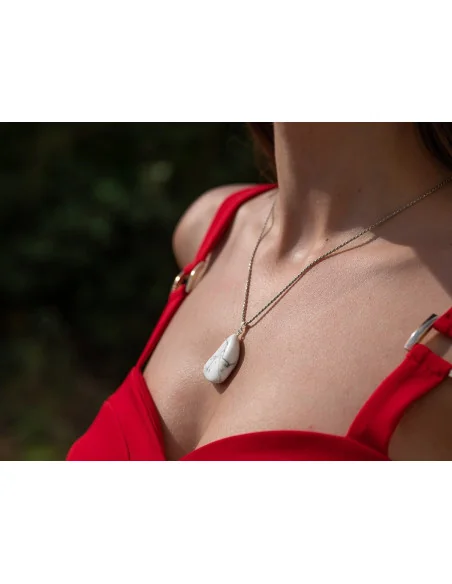 pierre howlite blanche - pendentif howlite blanche roulé porté sur une femme pierre howlite blanche - pendentif howlite blanche roulé porté sur une femme