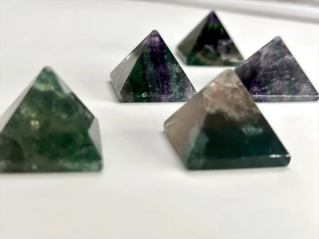fluorite pierre, fluorite en petites pyramides