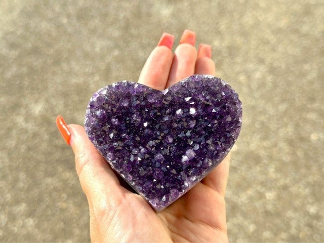 améthyste propriétés, pierre violette de sagesse en forme de coeur, univers quantic shop