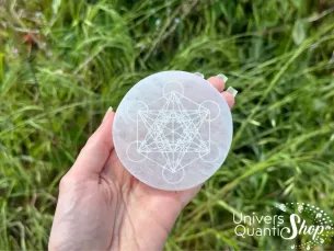 sélénite plaque de rechargement posée dans une main dans la nature