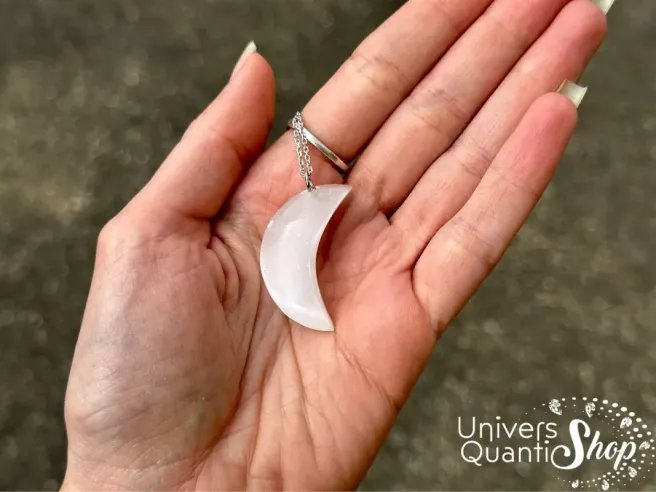 pendentif lune sélénite posée dans une main