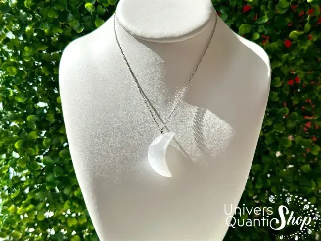 pendentif sélénite lune porté sur un buste