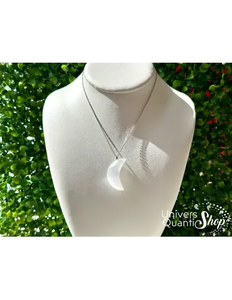 pendentif sélénite lune porté sur un buste pendentif sélénite lune porté sur un buste