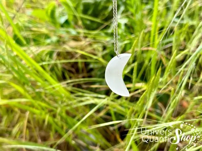 pendentif sélénite lune suspendu sur une branche