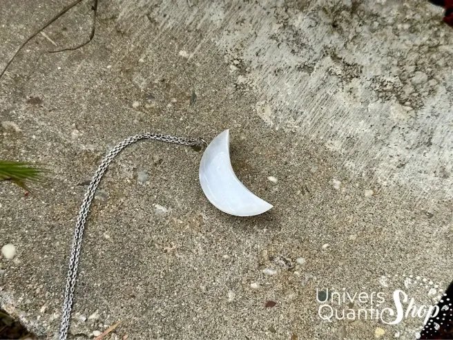 pendentif lune sélénite sur un rocher