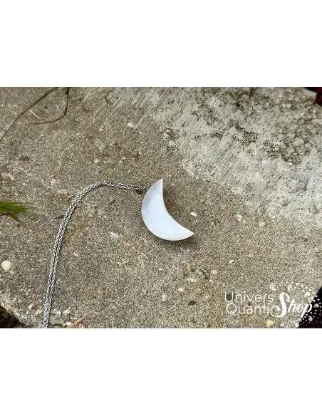 pendentif lune sélénite sur un rocher pendentif lune sélénite sur un rocher