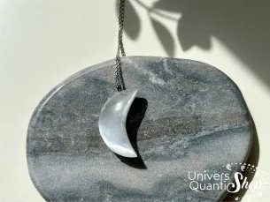 pendentif sélénite lune sur un galet