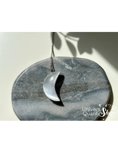 pendentif sélénite lune sur un galet pendentif sélénite lune sur un galet