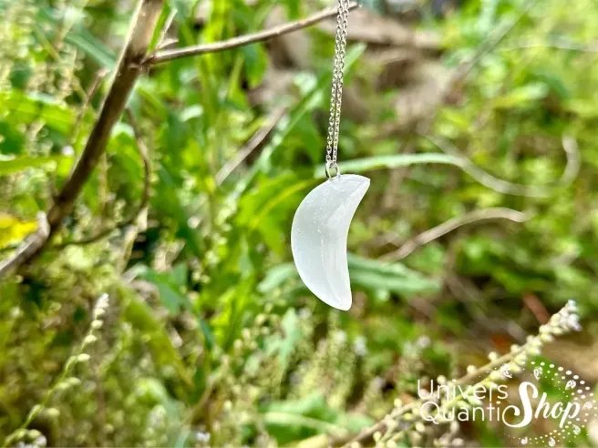 vertus sélénite, pendentif en forme de lune en extérieur