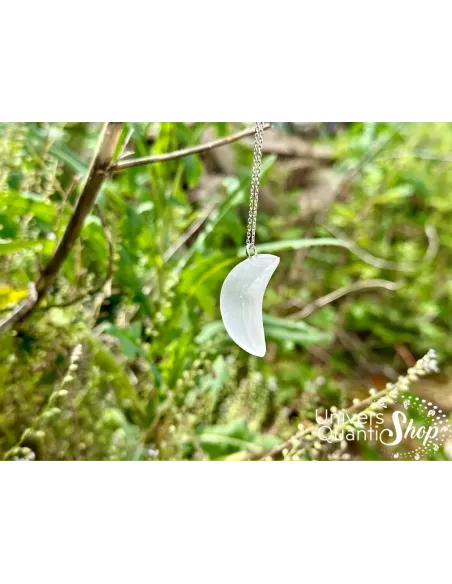 vertus sélénite, pendentif en forme de lune en extérieur vertus sélénite, pendentif en forme de lune en extérieur