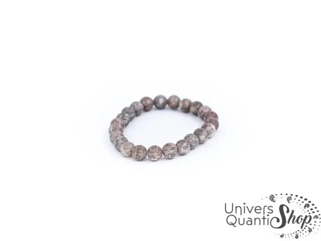 Bracelet agate fossile, pierre de richesse sur fond blanc