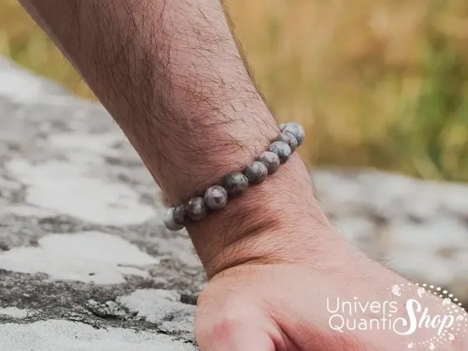 agate fossile vertus bracelet, porté sur un poignet homme
