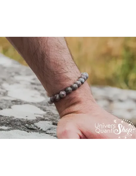 agate fossile vertus bracelet, porté sur un poignet homme agate fossile vertus bracelet, porté sur un poignet homme