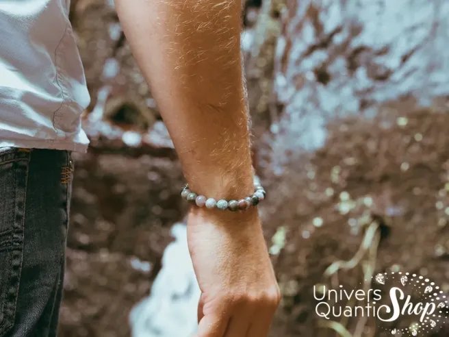 agate indienne bracelet porté sur un poignet d'homme devant une cascade