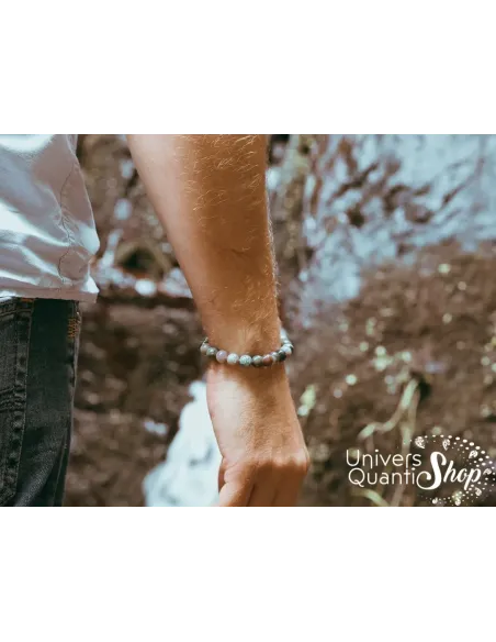 agate indienne bracelet porté sur un poignet d'homme devant une cascade agate indienne bracelet porté sur un poignet d'homme devant une cascade