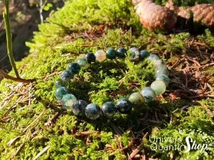 agate mousse vertus en lithothérapie, bracelet dans la nature
