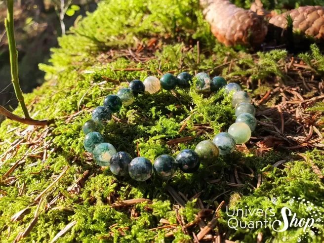 agate mousse vertus en lithothérapie, bracelet dans la nature