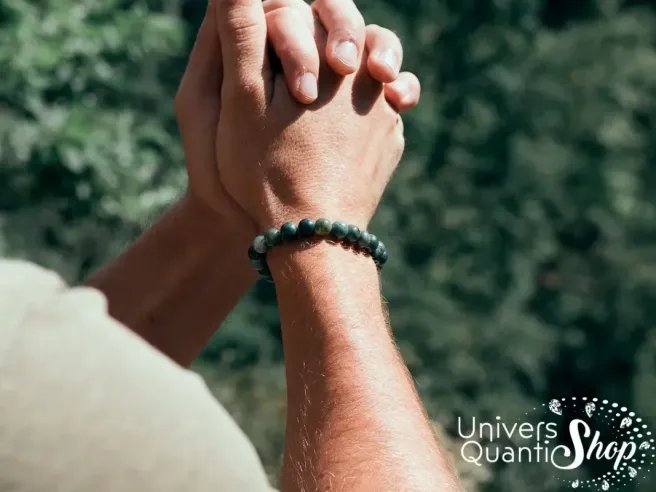 agate mousse vertus, agate mousse bracelet pierre de confiance porté sur un poignet homme