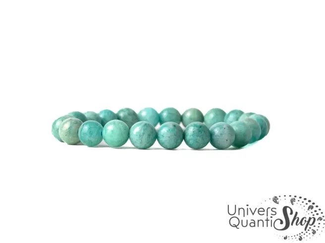 Bracelet d'amazonite, pierre de tendresse sur fond blanc