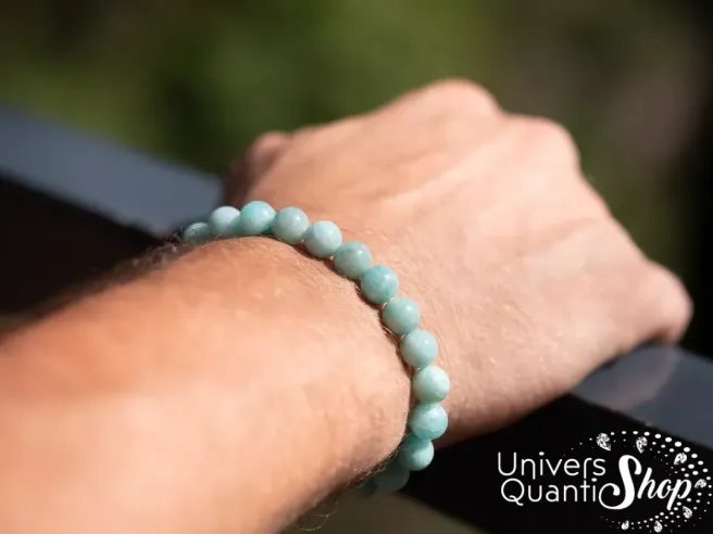amazonite pierre de tendresse sur un poignet d'homme - boutique lithothérapie