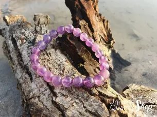 Bracelet améthyste – Pierre de sagesse qualité A en boule de 8mm sur un tronc arbre près d'un lac