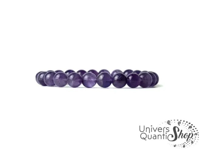 bracelet amethyste en pierre naturelle, pierre violette de sagesse sur fond blanc