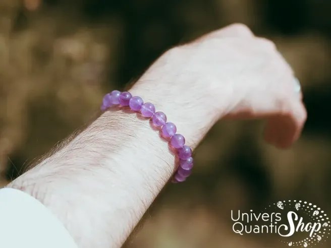 bienfaits améthyste - bracelet en pierre naturelle violet sur un poignet homme