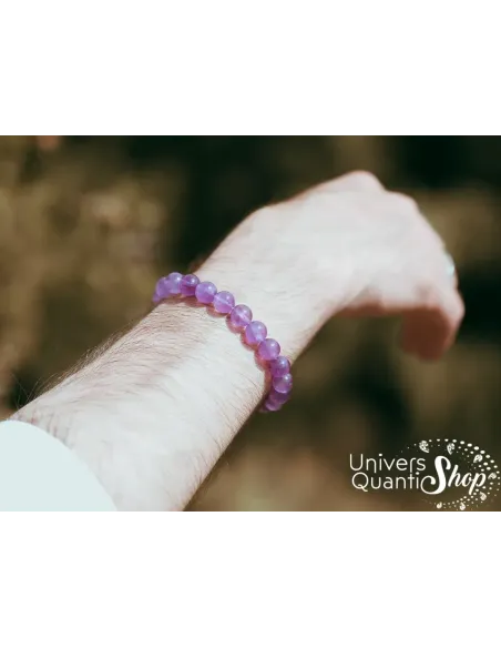 bienfaits améthyste - bracelet en pierre naturelle violet sur un poignet homme bienfaits améthyste - bracelet en pierre naturelle violet sur un poignet homme