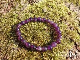 améthyste bienfaits en lithothérapie, bracelet posé dans la forêt