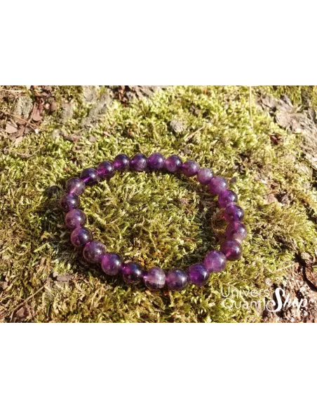 améthyste bienfaits en lithothérapie, bracelet posé dans la forêt