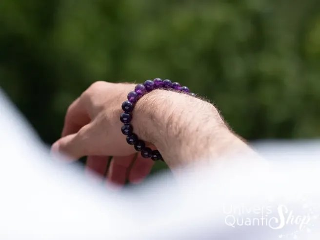 bracelet en améthyste, pierre mauve anti stress porté au poignet homme