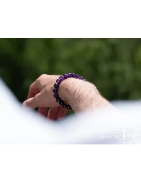 bracelet en améthyste, pierre mauve anti stress porté au poignet homme
