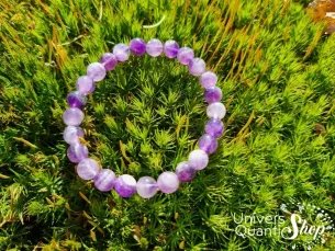 bracelet améthyste rubanée de 8mm du brésil posé sur la mousse en nature