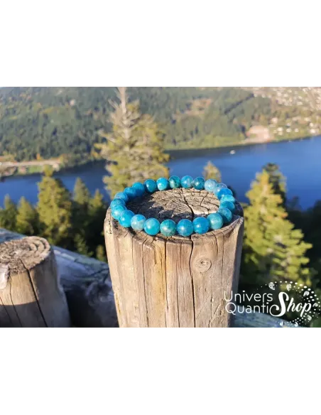 apatite bleue bienfaits en lithothérapie, bracelet apatite sur un tronc d'arbre dans la nature