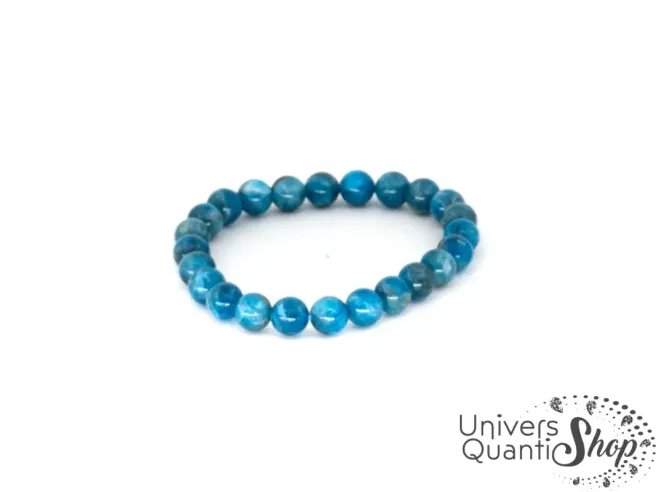 Bracelet d'apatite bleue sur fond blanc, pierre naturelle de l'affirmation