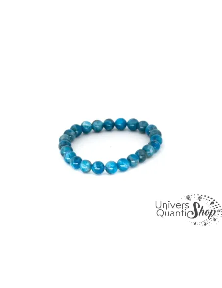 Bracelet d'apatite bleue sur fond blanc, pierre naturelle de l'affirmation