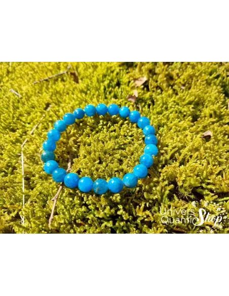 apatite bleue prix, bracelet pierre apatite sur de la mousse en forêt