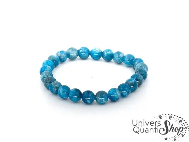 apatite pierre bleue lithotherapie, bracelet apatite bleue sur fond blanc