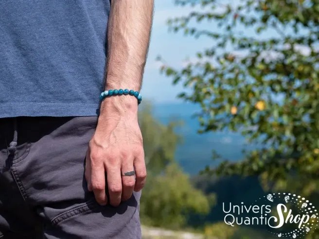 vertus apatite bleue, bracelet porté sur un poignet homme dans la nature