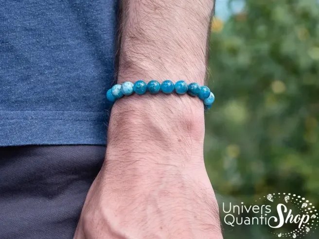 apatite bleue purification bracelet à la lune et au soleil, porté sur un poignet en nature