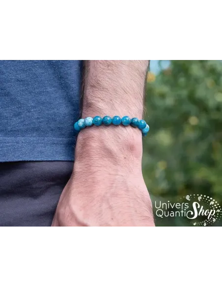 apatite bleue purification bracelet à la lune et au soleil, porté sur un poignet en nature