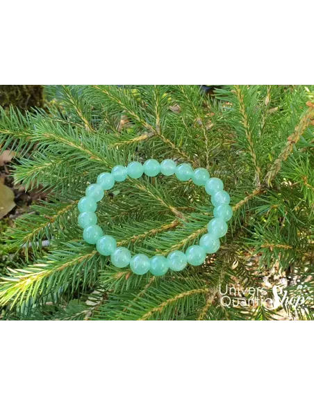 aventurine verte bracelet posé sur une branche de sapin en nature aventurine verte bracelet posé sur une branche de sapin en nature