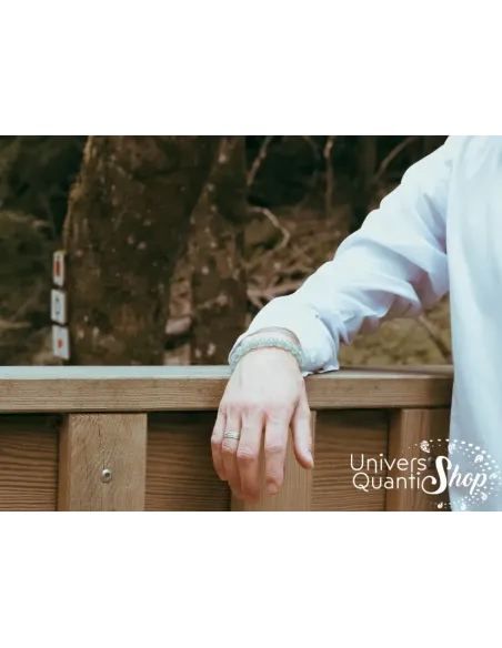 aventurine verte prix, bracelet porté sur un poignet homme sur un pont en bois aventurine verte prix, bracelet porté sur un poignet homme sur un pont en bois